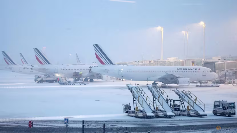 তুষারপাতের কারণে প্যারিসে ১৪০টি ফ্লাইট বাতিল