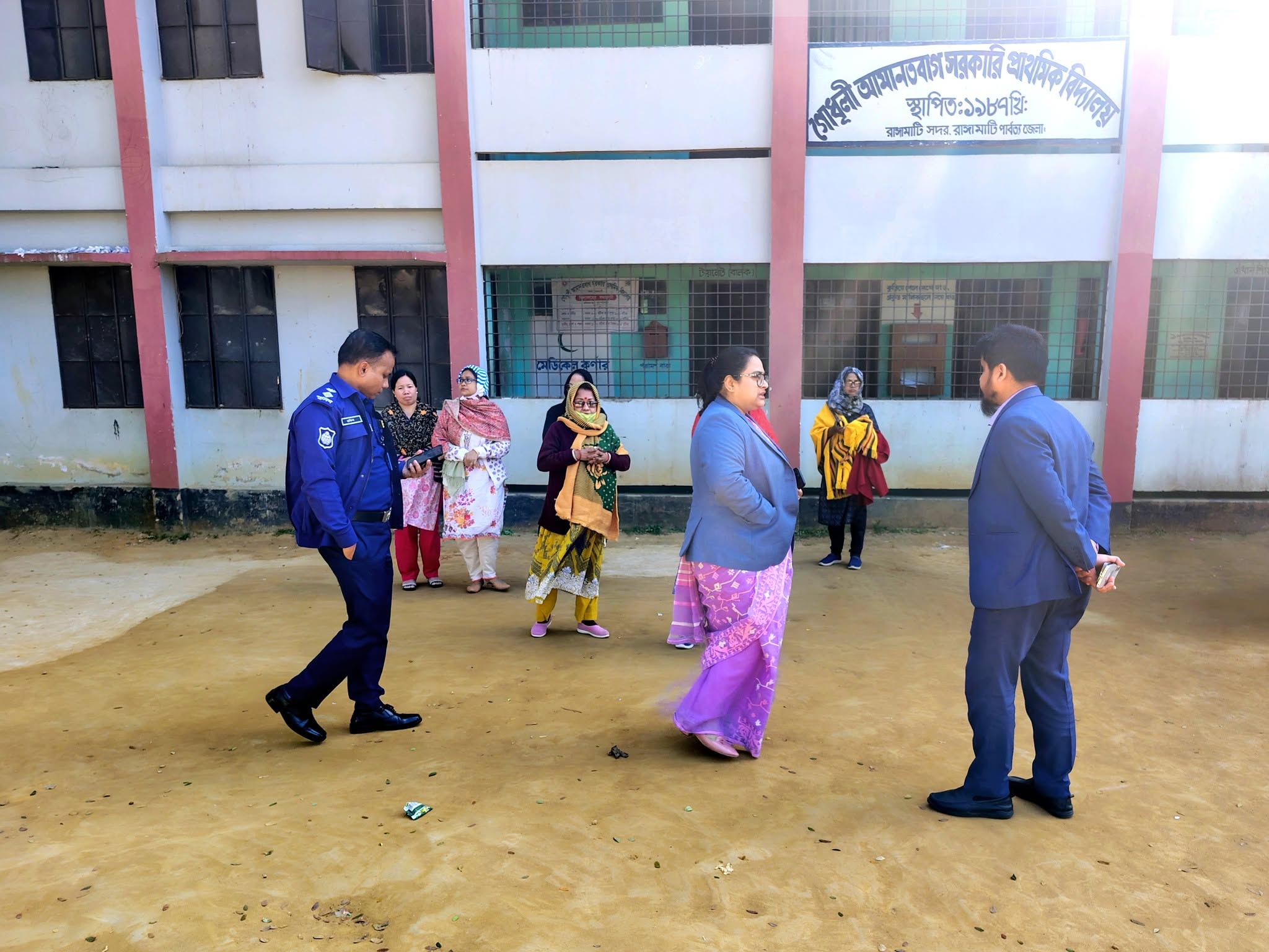 রাঙ্গামাটিতে ভোটকেন্দ্র পরিদর্শনে ডিসি ও এসপি