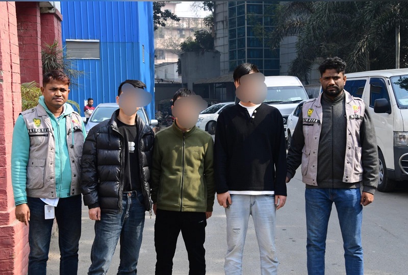 বিপুলসংখ্যক মোবাইলসহ চীনা ৩ নাগরিক গ্রেফতার