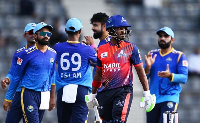 শেষ বলে রাজশাহীকে হারিয়ে শীর্ষে চট্টগ্রাম