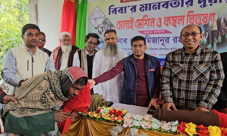 ভোলায় দুস্থ শীতার্ত মানুষের মধ্যে কম্বল বিতরণ