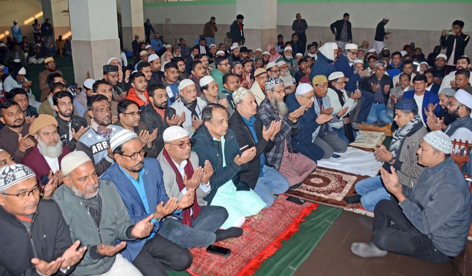 খালেদা জিয়ার রুহের মাগফিরাত কামনা ও তারেক রহমান চেয়ারম্যানের দায়িত্ব গ্রহণে বগুড়ায় দোয়া মোনাজাত 