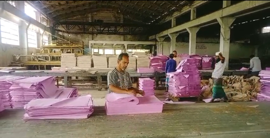 নির্দিষ্ট সময়ের আগেই কেপিএম থেকে ইসিতে গেল ৯১৪ টন কাগজ