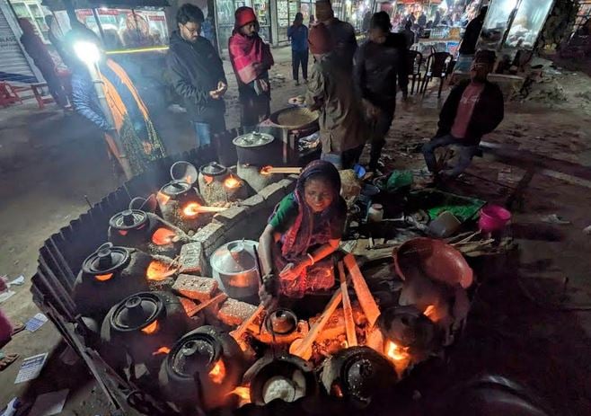 দশ চুলায় ভাগ্যের চাকা ঘোরে পিঠাওয়ালি লতার