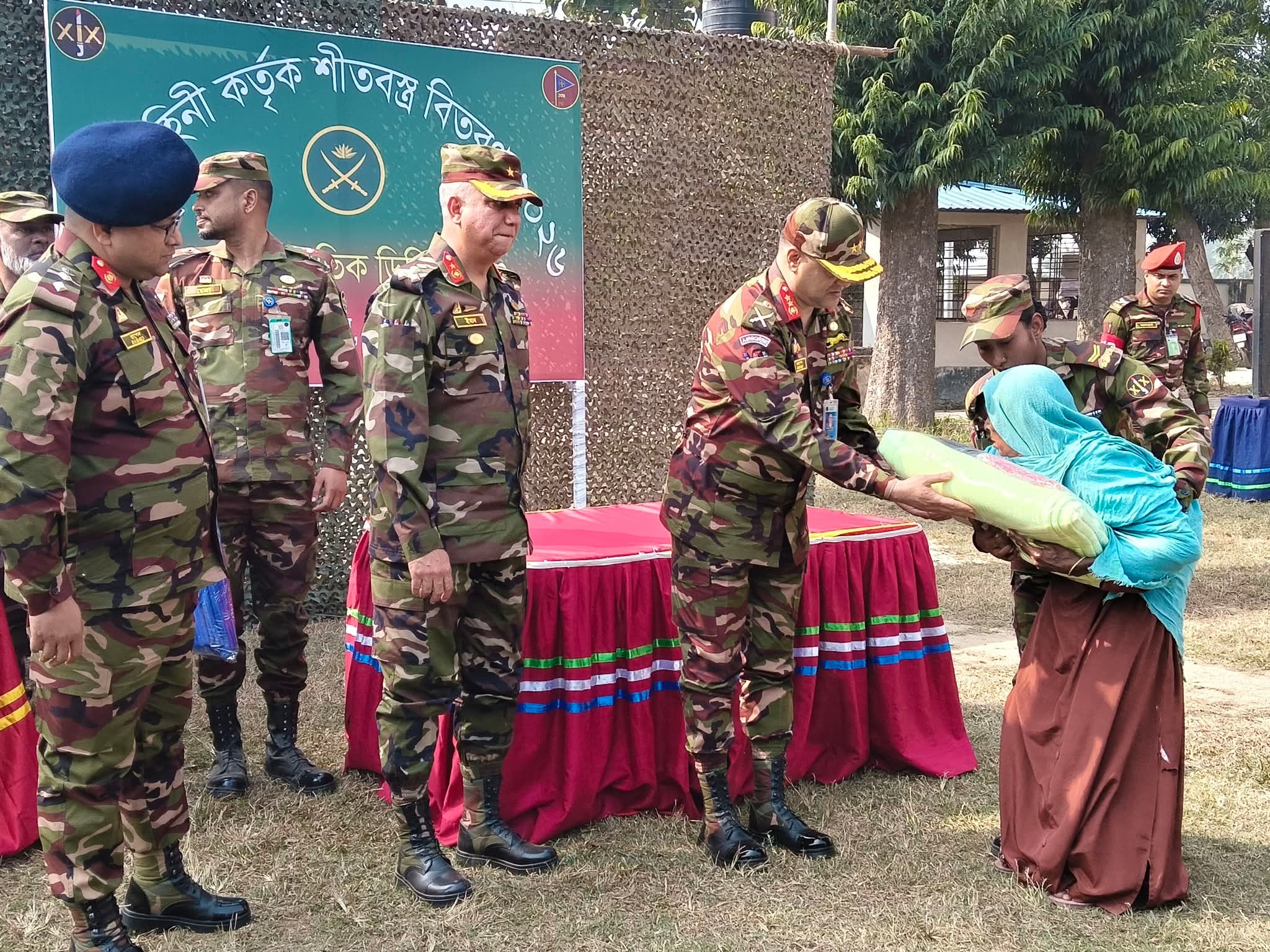টাঙ্গাইলে শীতার্তদের মধ্যে সেনাবাহিনীর কম্বল বিতরণ