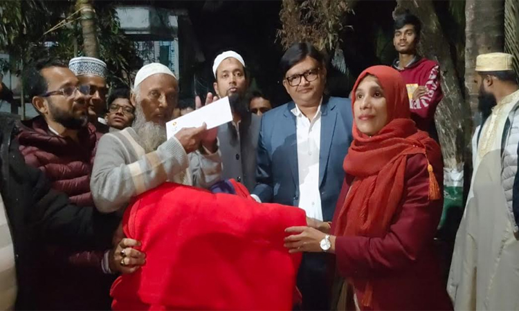 অগ্নিকাণ্ডে ক্ষতিগ্রস্তদের পাশে বরগুনা জেলা প্রশাসন