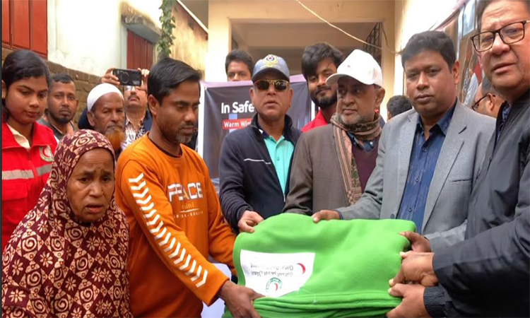 কিশোরগঞ্জে অসহায় শীতার্ত মানুষের মধ্যে কম্বল বিতরণ