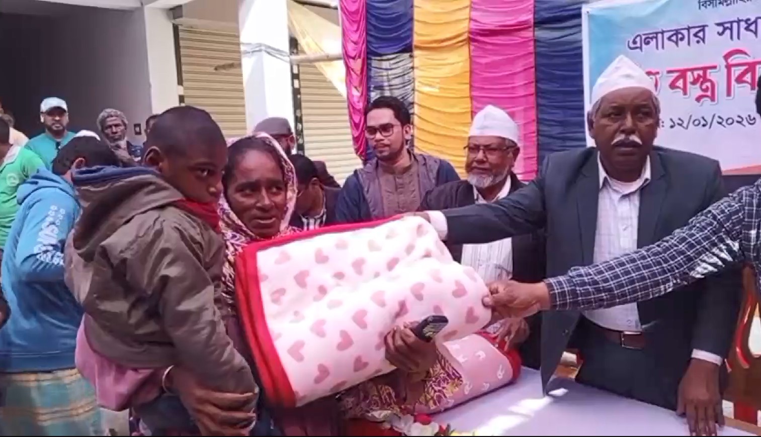সাতক্ষীরায় অসহায় ও প্রতিবন্ধী মানুষের মধ্যে কম্বল বিতরণ