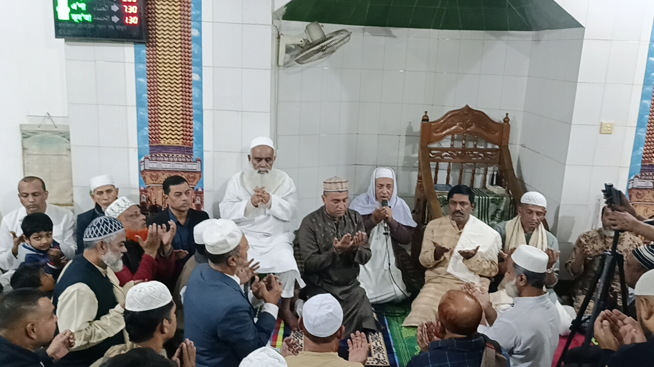 কুমিল্লায় খালেদা জিয়ার আত্মার মাগফেরাত কামনায় দোয়া মোনাজাত 