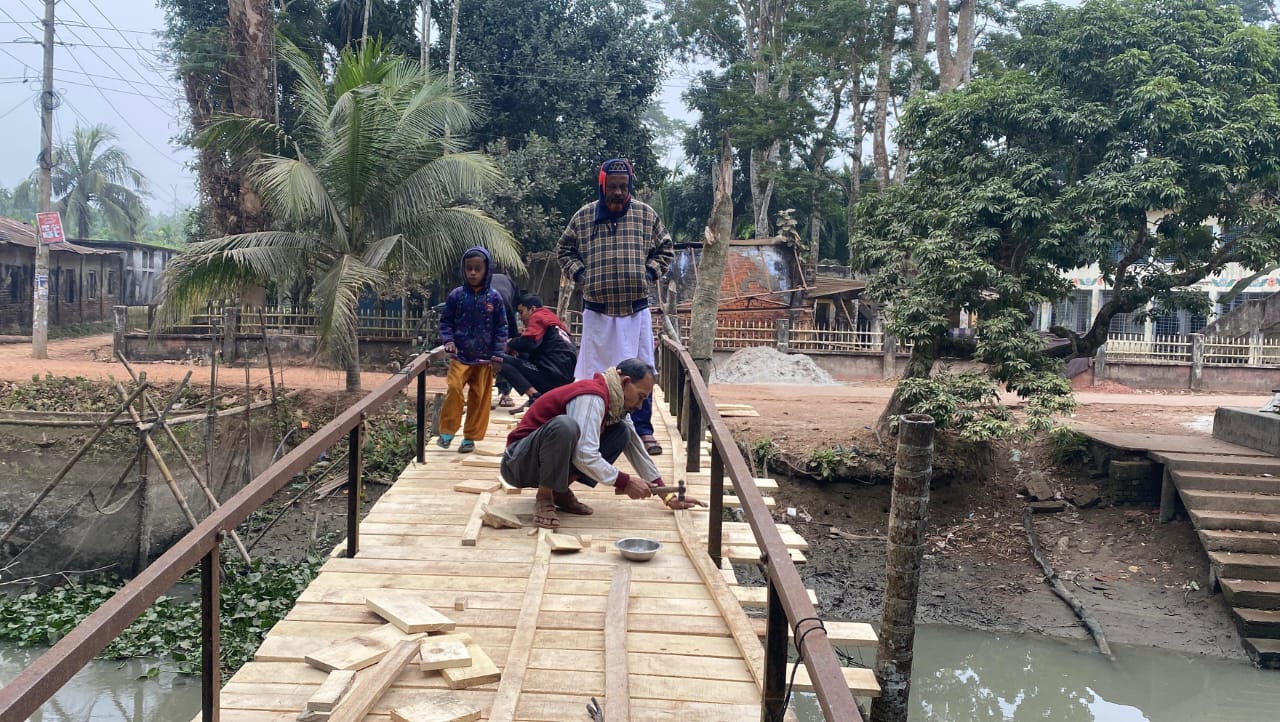 পিরোজপুরে ২টি ব্রিজ নির্মাণ করলেন যুবদলের নেতা-কর্মীরা