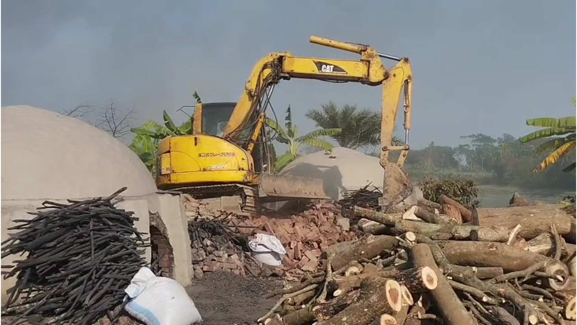 অভয়নগরে ৭৪টি অবৈধ চুল্লি গুঁড়িয়ে দিল পরিবেশ অধিদপ্তর