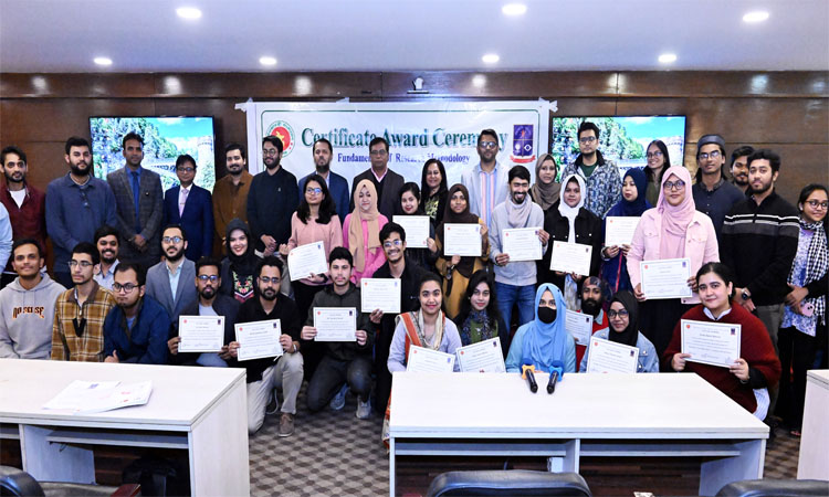 ঢাবিতে রিসার্চ মেথডলোজি ও সায়েন্টিফিক রাইটিং প্রশিক্ষণ কর্মশালার সনদপত্র বিতরণ