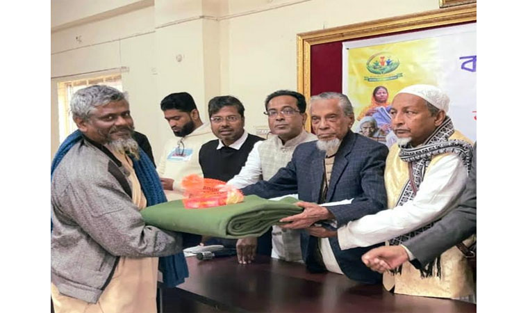 ভোলায় হতদরিদ্রদের মধ্যে কম্বল ও খাবার বিতরণ