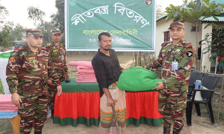 শীতার্ত মানুষের মাঝে  সেনাবাহিনীর কম্বল বিতরণ