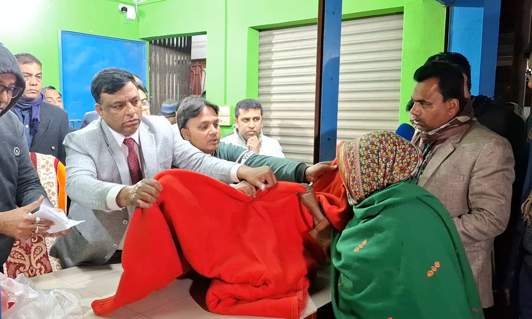 ঝিনাইদহে শীতবস্ত্র বিতরণ করলেন জেলা প্রশাসক