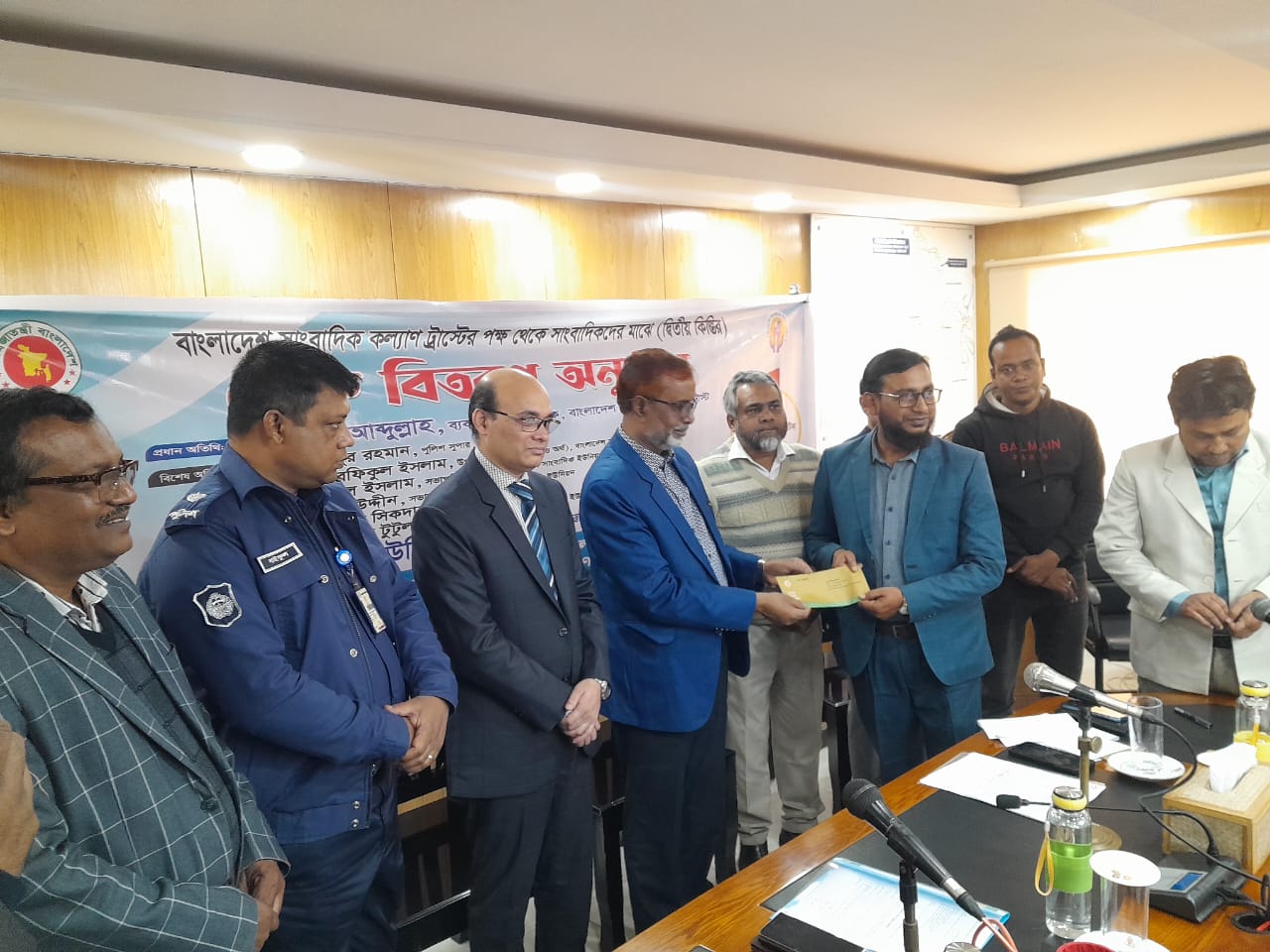 ঝালকাঠিতে সাংবাদিকদের মধ্যে ১৫ লাখ টাকার চেক প্রদান