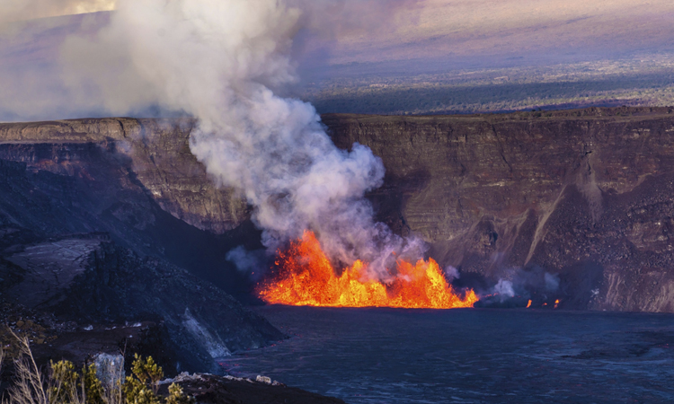 হাওয়াইয়ের কিলাউয়া আগ্নেয়গিরিতে চোখধাঁধানো লাভা উদগীরণ