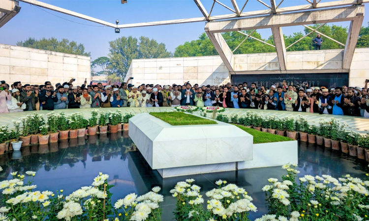 শহীদ জিয়া ও খালেদা জিয়ার কবর জিয়ারত করলেন ঢাকা জেলা বিএনপির নেতৃবৃন্দ