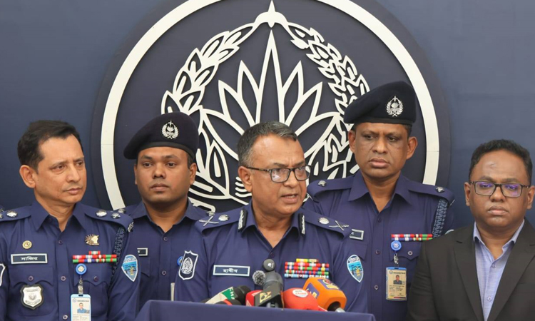 রাউজান-রাঙ্গুনিয়ায় অগ্নিসংযোগের ঘটনায় নিষিদ্ধ সংগঠনের সম্পৃক্ততার তথ্য মিলেছে: ডিআইজি পলাশ