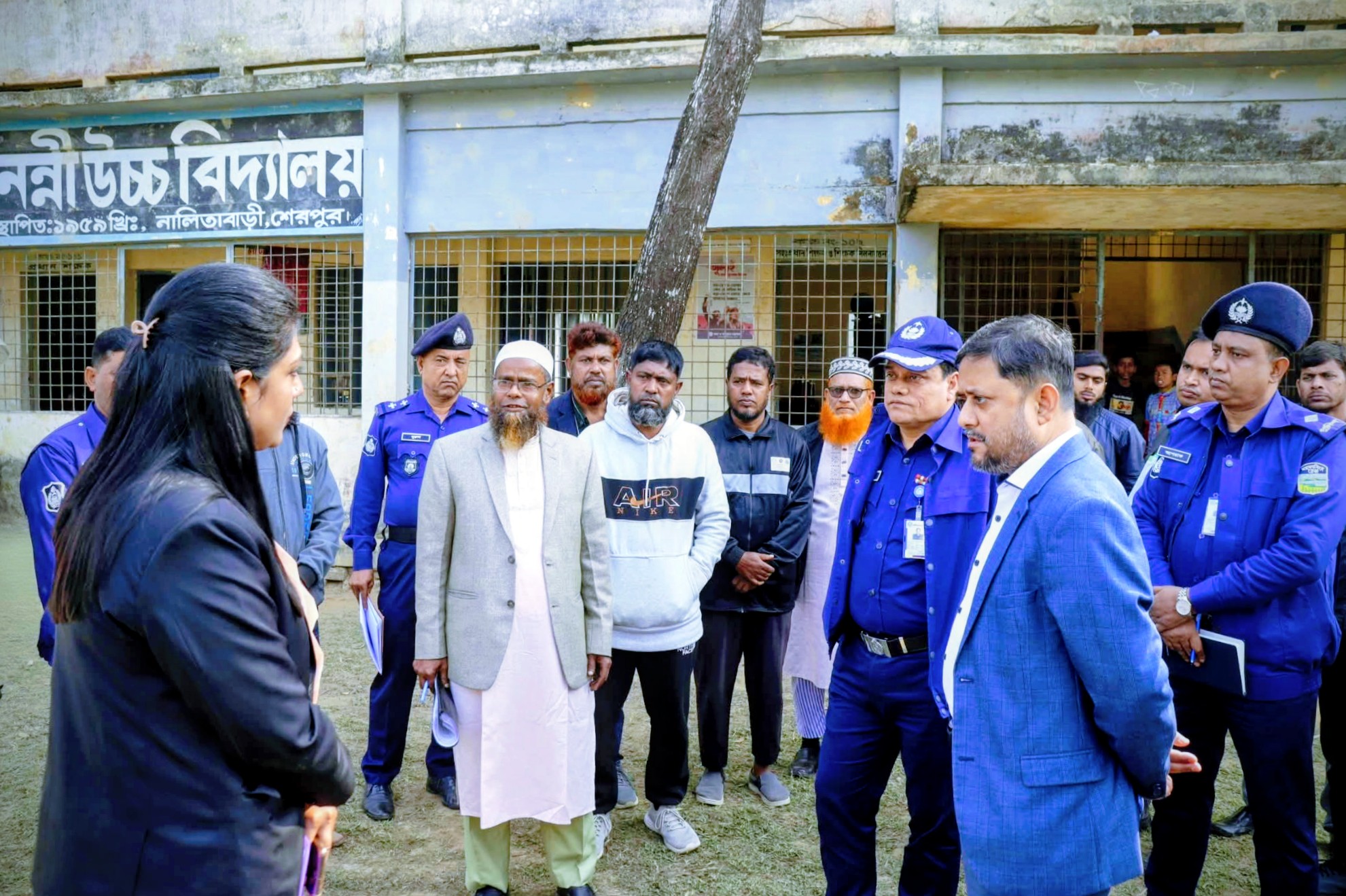 শেরপুরে জেলা রিটার্নিং কর্মকর্তার ভোট কেন্দ্র পরিদর্শন