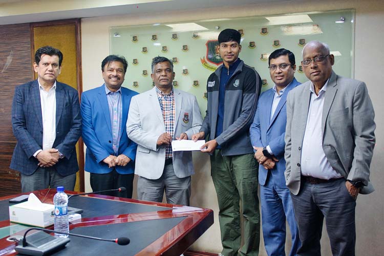 যুব বিশ্বকাপজয়ী পেসারকে ৫ লাখ টাকা সহায়তা দিল বিসিবি
