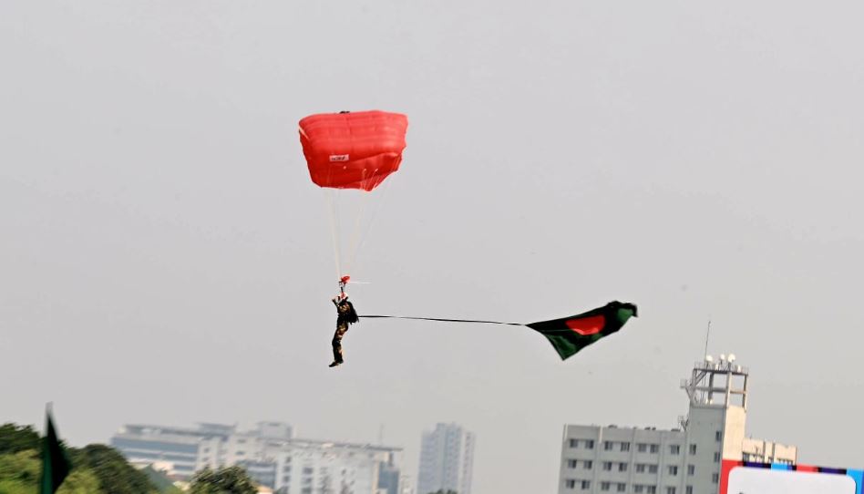 বিজয় দিবসে সর্বাধিক পতাকা হাতে প্যারাস্যুটিং, গিনেজ ওয়ার্ল্ড রেকর্ডে নাম বাংলাদেশের 