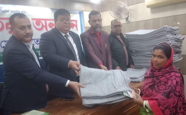 বাগেরহাট প্রেসক্লাবের উদ্যোগে শীতার্তদের মধ্যে কম্বল বিতরণ