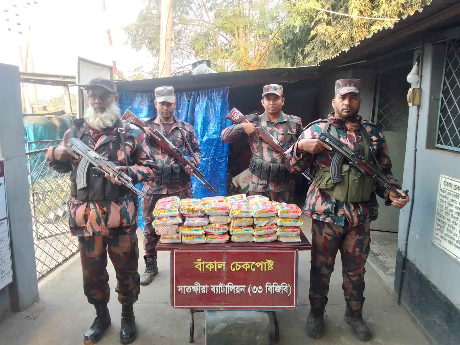 সাতক্ষীরা সীমান্তে ভারতীয় বিভিন্ন মালামাল জব্দ 