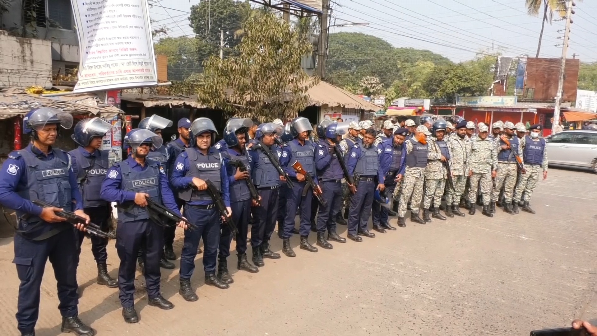 ঝিনাইদহে সংসদ নির্বাচন উপলক্ষে নিরাপত্তা জোরদারে পুলিশের মহড়া