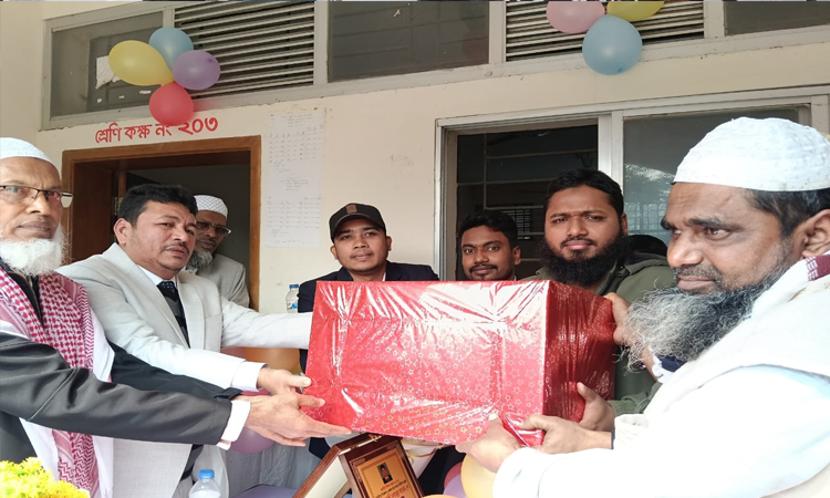 মাদারীপুর জেলার শ্রেষ্ঠ অধ্যক্ষ কাজী ওবায়দুর রহমানকে সংবর্ধনা