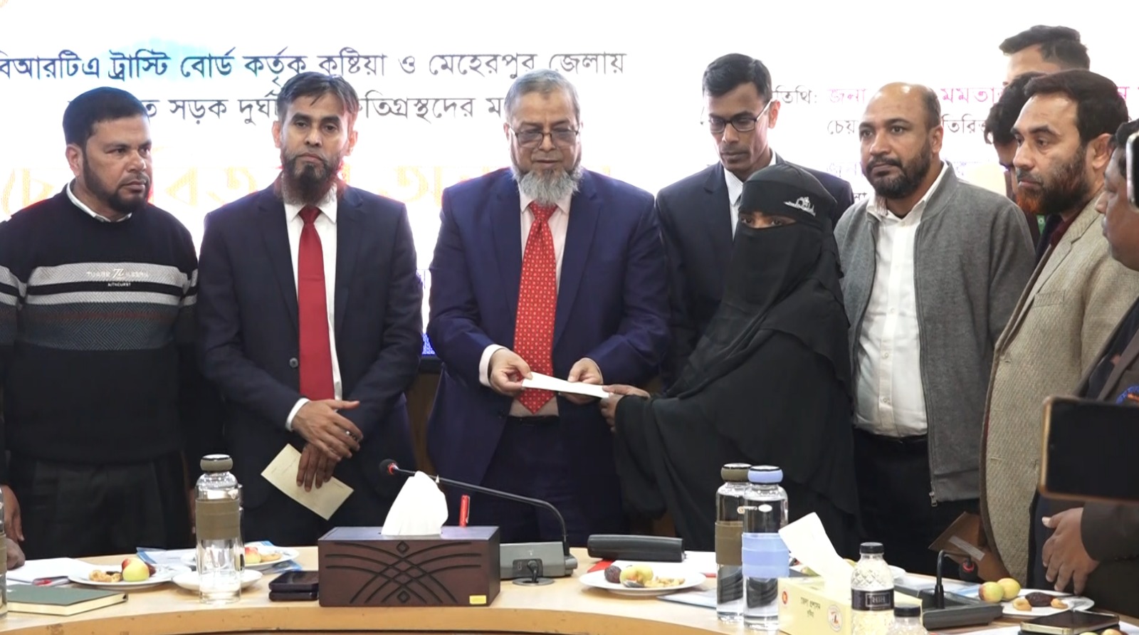 কুষ্টিয়া ও মেহেরপুরে সড়ক দুর্ঘটনায় ক্ষতিগ্রস্তদের মধ্যে সহায়তার চেক প্রদান 