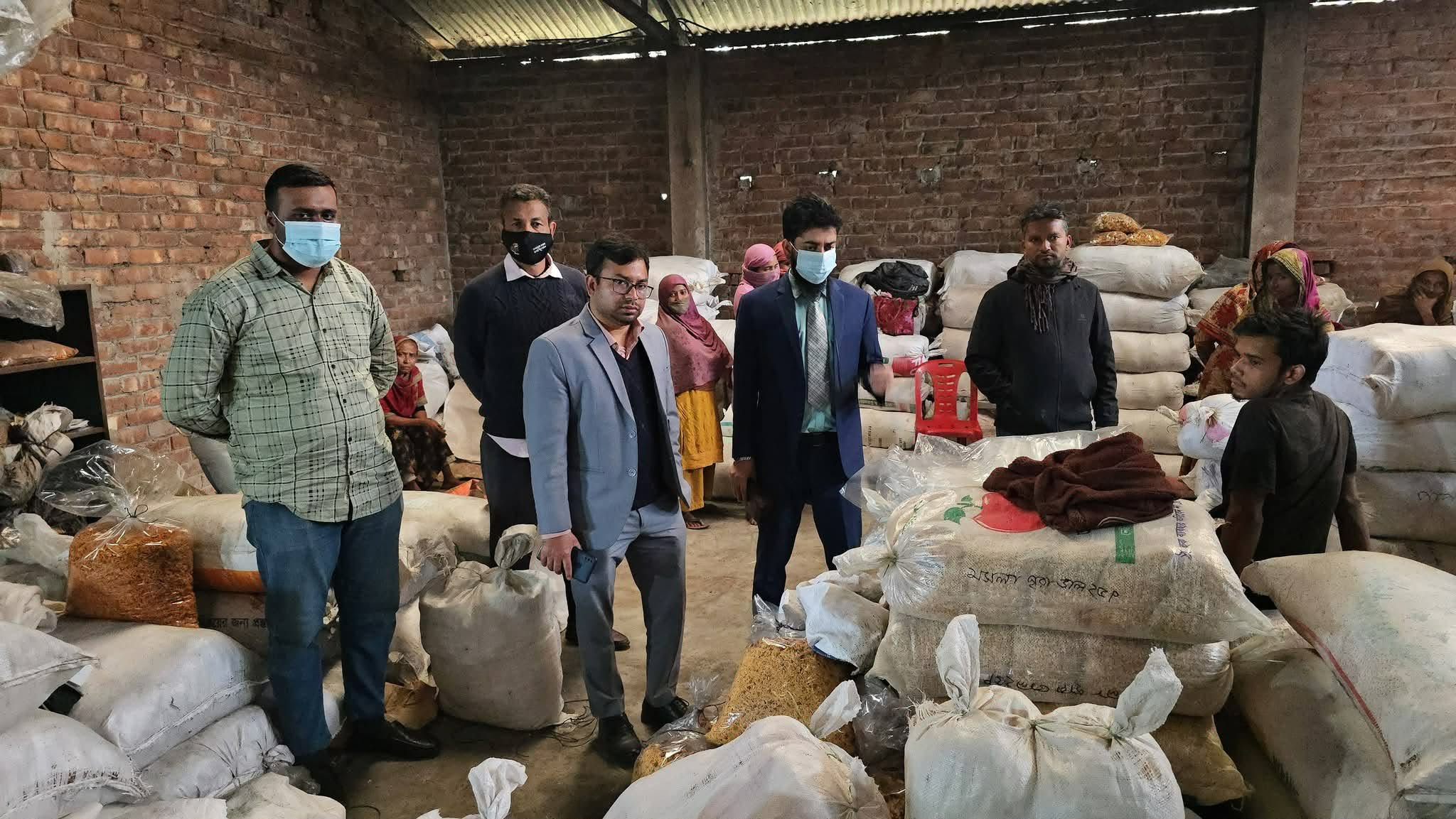 বগুড়ায় চানাচুরে পোড়া তেল ও নিষিদ্ধ রং ব্যবহার করায় জরিমানা