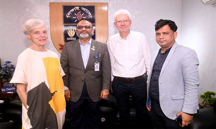 ঢাবি উপাচার্যের সঙ্গে যুক্তরাজ্যের ২ অধ্যাপকের সাক্ষাৎ