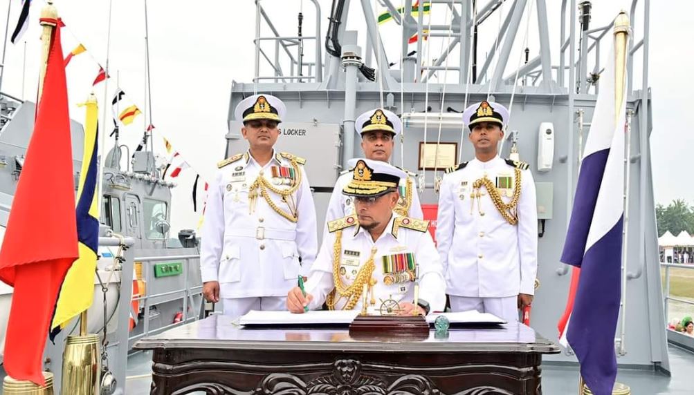 খুলনা শিপয়ার্ডে নৌবাহিনীর নিজস্ব প্রযুক্তিতে এলসিটি নির্মাণ করা হচ্ছে