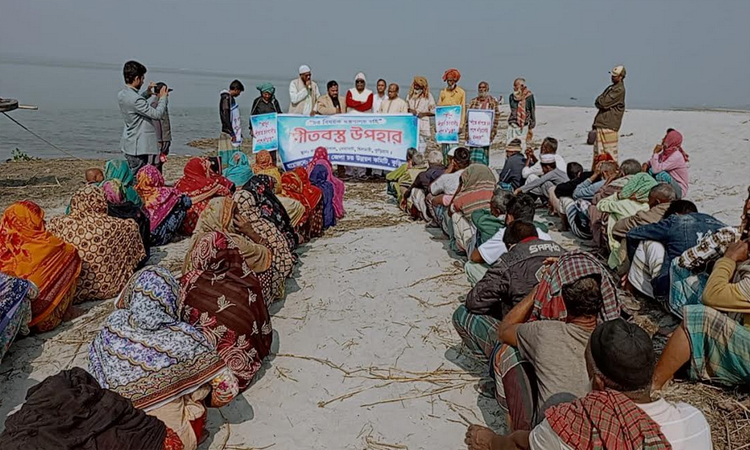 কুড়িগ্রামে শীতার্ত মানুষের পাশে চর উন্নয়ন কমিটি