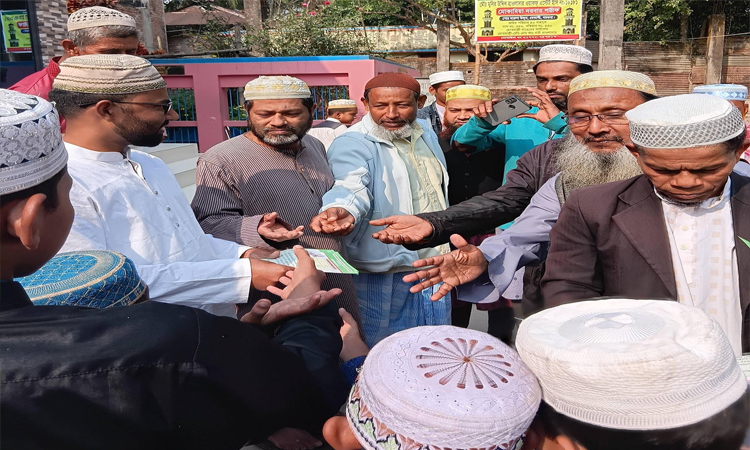 বরগুনায় সংসদ নির্বাচন ও গণভোট বিষয়ে লিফলেট বিতরণ