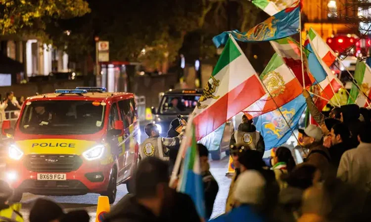 লন্ডনে ইরানের দূতাবাসের ছাদে ওঠা বিক্ষোভকারী গ্রেফতার