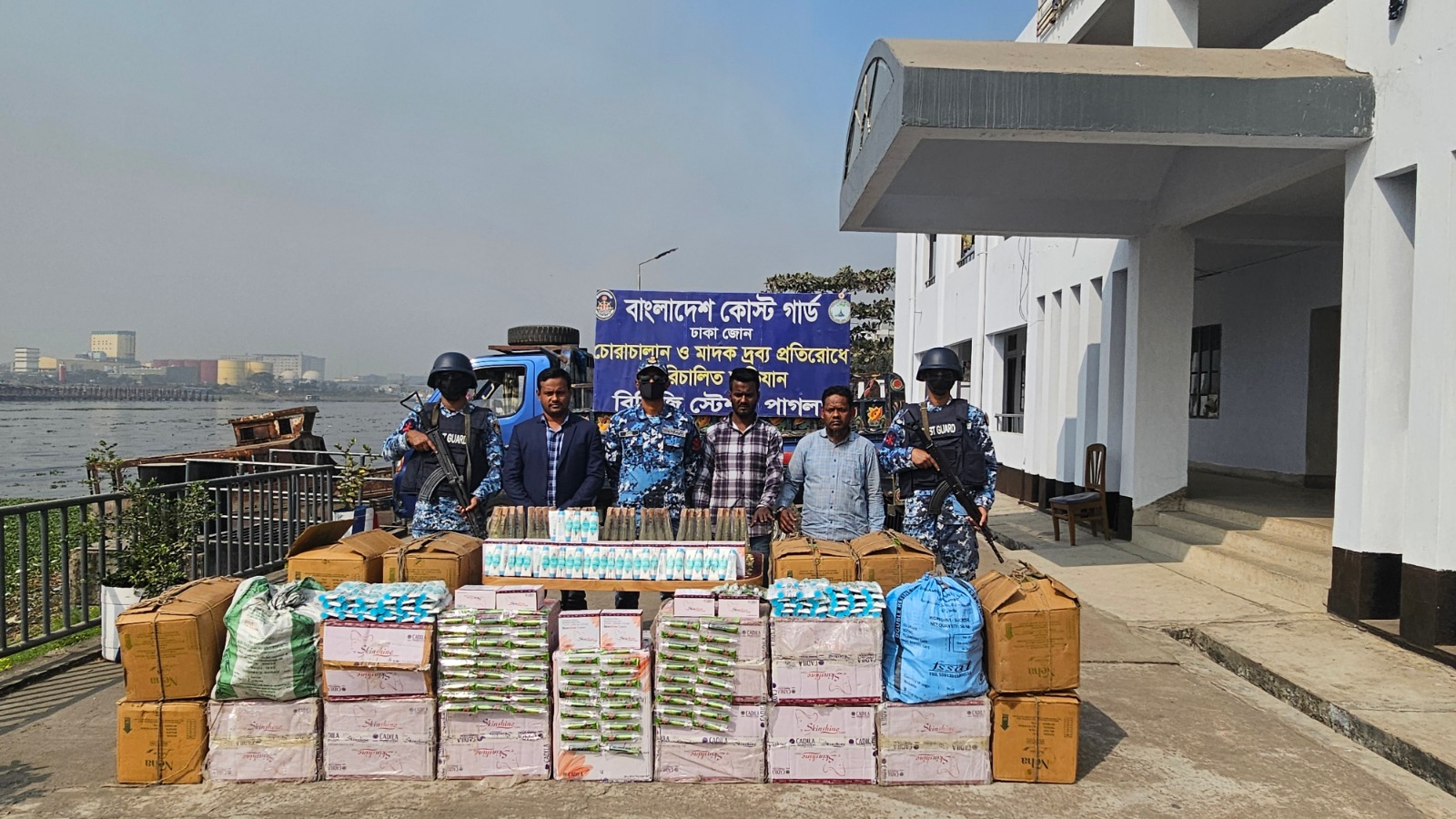 নারায়ণগঞ্জে প্রায় ২৯ লাখ টাকা মূল্যের ভারতীয় কসমেটিক্সসহ ২ পাচারকারী আটক