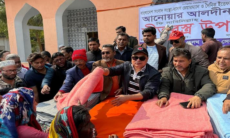 পাইকগাছায় বাসস চেয়ারম্যানের উদ্যোগে তিন হাজার কম্বল বিতরণ 