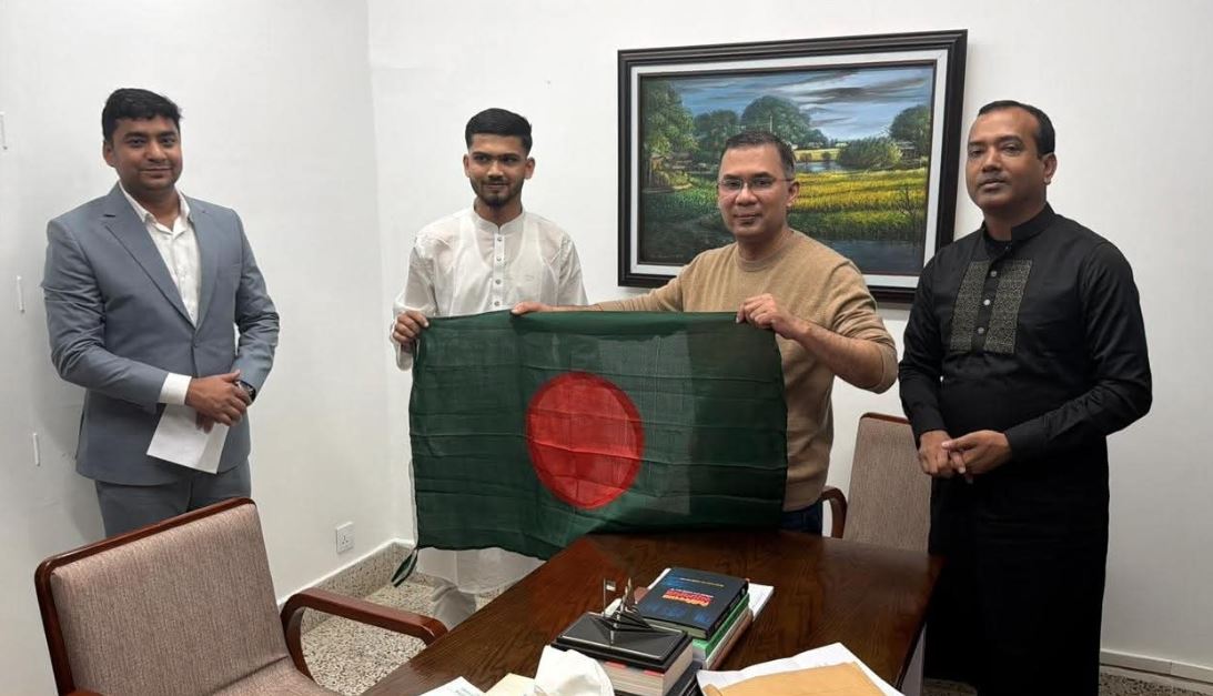 তারেক রহমানকে জুলাইয়ে উড়ানো সেই পতাকা উপহার দিলেন ছাত্রদলকর্মী মুত্তাকিন