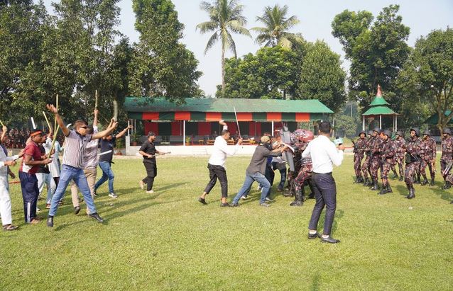 নির্বাচনি আইনশৃঙ্খলা রক্ষায় দিনাজপুরে বিজিবির মহড়া 