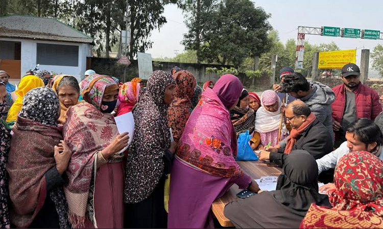 দিনাজপুরে রোগীদের ডা. জাহিদ হোসেনের ফ্রি চিকিৎসা 