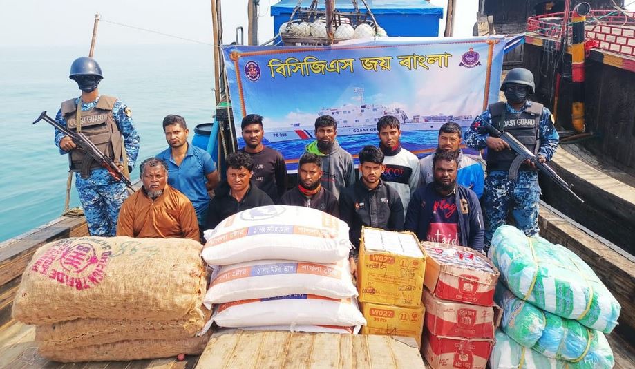 মিয়ানমারে পাচারকালে বিপুল পরিমাণ সিমেন্টসহ ১১ জন আটক