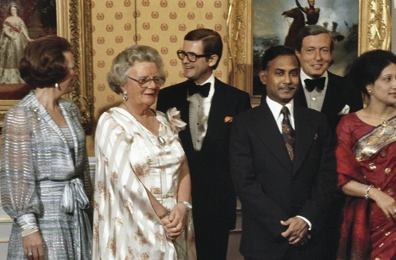 ১৯৭৮ সালে ডাচ রাজপরিবারের সদস্যদের সাথে জিয়াউর রহমান। সঙ্গে বেগম খালেদা জিয়া। ছবি : সংগৃহীত