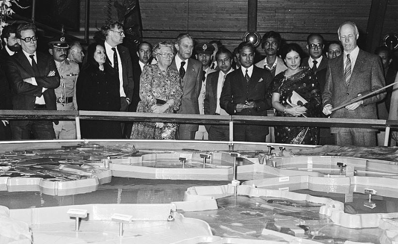 লেলিস্টাডের নিউ ল্যান্ড ইনফরমেশন সেন্টারে জিয়াউর রহমান, খালেদা জিয়া ও রানী জুলিয়ানা। ছবি : সংগৃহীত