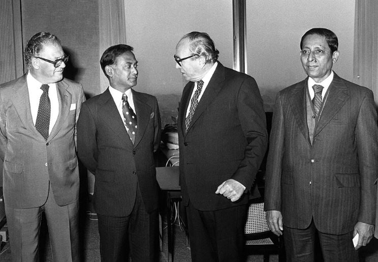 মুহাম্মদ শামসুল হক, উইলহেম হাফারক্যাম্পের উপস্থিতিতে জিয়াউর রহমান এবং রয় জেনকিন্সের মধ্যে আলোচনা। ছবি : সংগৃহীত