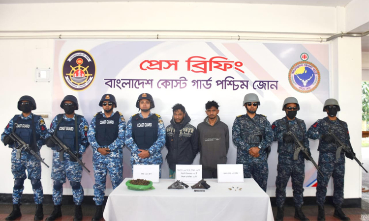 বাগেরহাটে যৌথ অভিযানে অস্ত্রসহ ২ যুবক আটক 