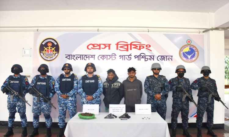 বাগেরহাটে যৌথ অভিযানে অস্ত্রসহ ২ যুবক আটক 