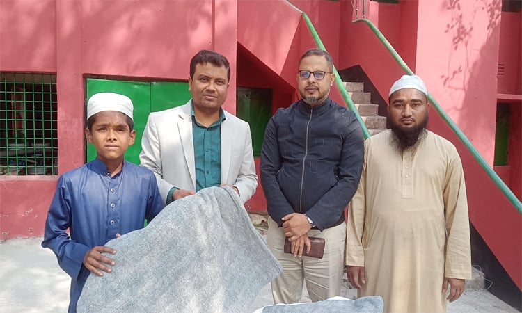 মোল্লাহাটে শীতার্ত শিক্ষার্থীদের মধ্যে কম্বল বিতরণ