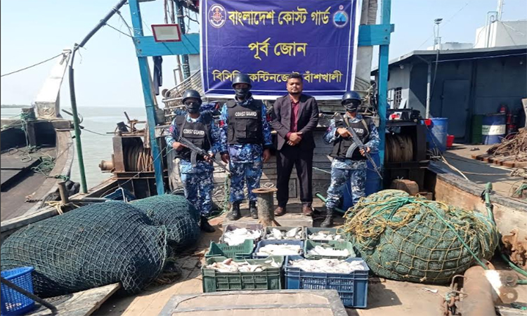 চট্টগ্রামে জাল ও সামুদ্রিক মাছসহ অবৈধ আর্টিসানাল ট্রলিং বোট জব্দ